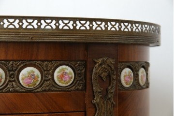 中古　スペイン家具　マリネール(Mariner)　パーケットリー(寄木細工)　すっと伸びた猫脚が上品なサイドテーブル　(R-075443)