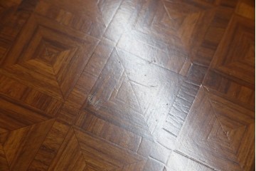 中古　スペイン家具　マリネール(Mariner)　パーケットリー(寄木細工)　すっと伸びた猫脚が上品なサイドテーブル　(R-075443)