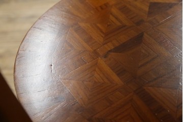 中古　スペイン家具　マリネール(Mariner)　パーケットリー(寄木細工)　すっと伸びた猫脚が上品なサイドテーブル　(R-075443)