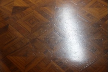 中古　スペイン家具　マリネール(Mariner)　パーケットリー(寄木細工)　すっと伸びた猫脚が上品なサイドテーブル　(R-075443)