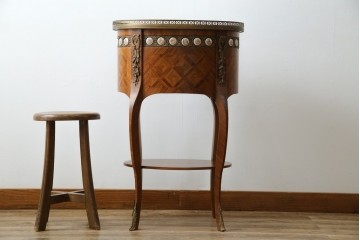 中古　スペイン家具　マリネール(Mariner)　パーケットリー(寄木細工)　すっと伸びた猫脚が上品なサイドテーブル　(R-075443)