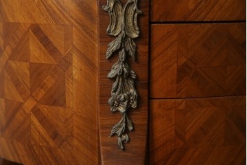 中古　スペイン家具　マリネール(Mariner)　パーケットリー(寄木細工)　すっと伸びた猫脚が上品なサイドテーブル　(R-075443)