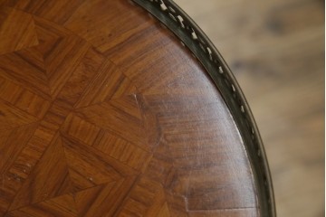 中古　スペイン家具　マリネール(Mariner)　パーケットリー(寄木細工)　すっと伸びた猫脚が上品なサイドテーブル　(R-075443)