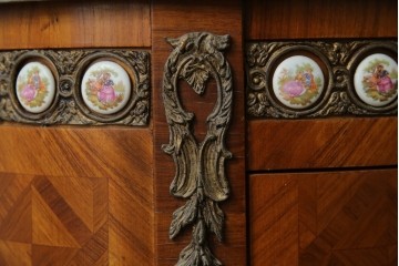 中古　スペイン家具　マリネール(Mariner)　パーケットリー(寄木細工)　すっと伸びた猫脚が上品なサイドテーブル　(R-075443)