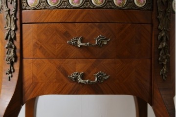 中古　スペイン家具　マリネール(Mariner)　パーケットリー(寄木細工)　すっと伸びた猫脚が上品なサイドテーブル　(R-075443)