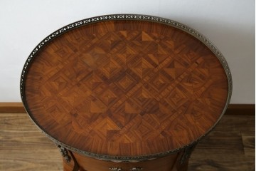 中古　スペイン家具　マリネール(Mariner)　パーケットリー(寄木細工)　すっと伸びた猫脚が上品なサイドテーブル　(R-075443)