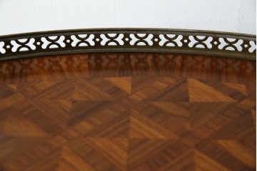 中古　スペイン家具　マリネール(Mariner)　パーケットリー(寄木細工)　すっと伸びた猫脚が上品なサイドテーブル　(R-075443)