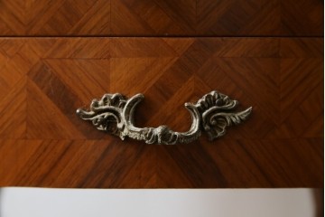 中古　スペイン家具　マリネール(Mariner)　パーケットリー(寄木細工)　すっと伸びた猫脚が上品なサイドテーブル　(R-075443)