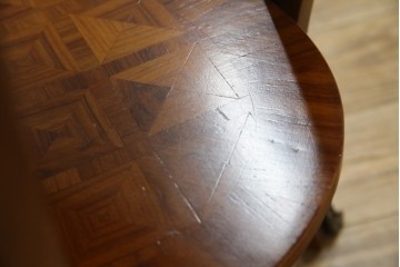 中古　スペイン家具　マリネール(Mariner)　パーケットリー(寄木細工)　すっと伸びた猫脚が上品なサイドテーブル　(R-075443)