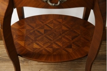 中古　スペイン家具　マリネール(Mariner)　パーケットリー(寄木細工)　すっと伸びた猫脚が上品なサイドテーブル　(R-075443)