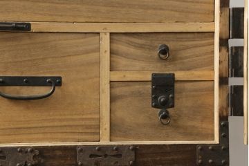 和製アンティーク　総桐(キリ)材　天板リメイク　脚付きリメイク　使いやすく生まれ変わる観音開き時代箪笥サイドボード(サイドチェスト、総桐箪笥、総桐たんす、衣裳箪笥、収納箪笥、和タンス、観音箪笥)(R-075445)