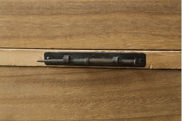 和製アンティーク　総桐(キリ)材　天板リメイク　脚付きリメイク　使いやすく生まれ変わる観音開き時代箪笥サイドボード(サイドチェスト、総桐箪笥、総桐たんす、衣裳箪笥、収納箪笥、和タンス、観音箪笥)(R-075445)