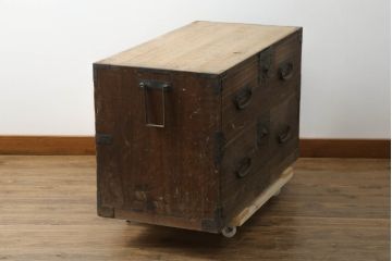 和製アンティーク　総桐(キリ)材　天板リメイク　脚付きリメイク　使いやすく生まれ変わる時代箪笥サイドボード(サイドチェスト、総桐箪笥、総桐たんす、衣裳箪笥、収納箪笥、和タンス)(R-075446)
