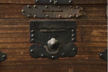 和製アンティーク　総桐(キリ)材　天板リメイク　脚付きリメイク　使いやすく生まれ変わる時代箪笥サイドボード(サイドチェスト、総桐箪笥、総桐たんす、衣裳箪笥、収納箪笥、和タンス)(R-075446)