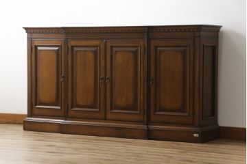 中古　IDC大塚家具取り扱い　加藤木工　Brooks(ブルックス)　サイドボード150　ナラ材　クラシカルな佇まいが美しいリビングボード(戸棚、収納棚、サイドキャビネット)(定価約32万円)(R-075448)