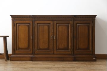 中古　IDC大塚家具取り扱い　加藤木工　Brooks(ブルックス)　サイドボード150　ナラ材　クラシカルな佇まいが美しいリビングボード(戸棚、収納棚、サイドキャビネット)(定価約32万円)(R-075448)
