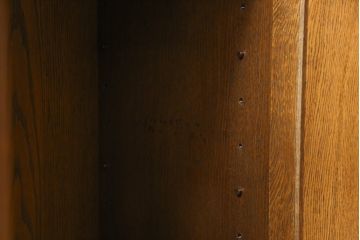 中古　IDC大塚家具取り扱い　加藤木工　Brooks(ブルックス)　サイドボード150　ナラ材　クラシカルな佇まいが美しいリビングボード(戸棚、収納棚、サイドキャビネット)(定価約32万円)(R-075448)