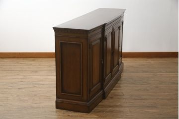 中古　IDC大塚家具取り扱い　加藤木工　Brooks(ブルックス)　サイドボード150　ナラ材　クラシカルな佇まいが美しいリビングボード(戸棚、収納棚、サイドキャビネット)(定価約32万円)(R-075448)