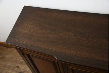 中古　IDC大塚家具取り扱い　加藤木工　Brooks(ブルックス)　サイドボード150　ナラ材　クラシカルな佇まいが美しいリビングボード(戸棚、収納棚、サイドキャビネット)(定価約32万円)(R-075448)