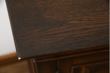中古　IDC大塚家具取り扱い　加藤木工　Brooks(ブルックス)　サイドボード150　ナラ材　クラシカルな佇まいが美しいリビングボード(戸棚、収納棚、サイドキャビネット)(定価約32万円)(R-075448)