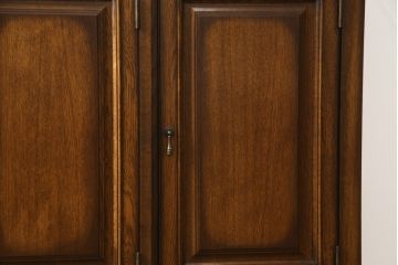 中古　IDC大塚家具取り扱い　加藤木工　Brooks(ブルックス)　サイドボード150　ナラ材　クラシカルな佇まいが美しいリビングボード(戸棚、収納棚、サイドキャビネット)(定価約32万円)(R-075448)