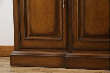 中古　IDC大塚家具取り扱い　加藤木工　Brooks(ブルックス)　サイドボード150　ナラ材　クラシカルな佇まいが美しいリビングボード(戸棚、収納棚、サイドキャビネット)(定価約32万円)(R-075448)
