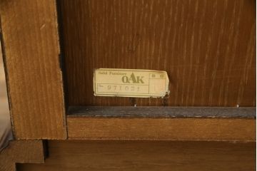 中古　IDC大塚家具取り扱い　加藤木工　Brooks(ブルックス)　サイドボード150　ナラ材　クラシカルな佇まいが美しいリビングボード(戸棚、収納棚、サイドキャビネット)(定価約32万円)(R-075448)