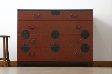 中古　希少デザイン　内部桐材　伝統的な根來塗り(ねごろぬり)が施されたモダンなデザインの金具付き和箪笥(根来塗り、桐箪笥、桐たんす、整理箪笥、衣装箪笥、引き出し、チェスト)(R-075449)