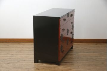 中古　希少デザイン　内部桐材　伝統的な根來塗り(ねごろぬり)が施されたモダンなデザインの金具付き和箪笥(根来塗り、桐箪笥、桐たんす、整理箪笥、衣装箪笥、引き出し、チェスト)(R-075449)
