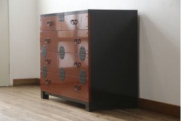 中古　希少デザイン　内部桐材　伝統的な根來塗り(ねごろぬり)が施されたモダンなデザインの金具付き和箪笥(根来塗り、桐箪笥、桐たんす、整理箪笥、衣装箪笥、引き出し、チェスト)(R-075449)
