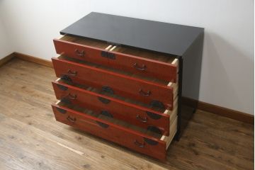 中古　希少デザイン　内部桐材　伝統的な根來塗り(ねごろぬり)が施されたモダンなデザインの金具付き和箪笥(根来塗り、桐箪笥、桐たんす、整理箪笥、衣装箪笥、引き出し、チェスト)(R-075449)