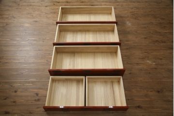 中古　希少デザイン　内部桐材　伝統的な根來塗り(ねごろぬり)が施されたモダンなデザインの金具付き和箪笥(根来塗り、桐箪笥、桐たんす、整理箪笥、衣装箪笥、引き出し、チェスト)(R-075449)