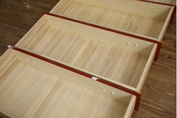 中古　希少デザイン　内部桐材　伝統的な根來塗り(ねごろぬり)が施されたモダンなデザインの金具付き和箪笥(根来塗り、桐箪笥、桐たんす、整理箪笥、衣装箪笥、引き出し、チェスト)(R-075449)