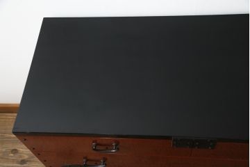 中古　希少デザイン　内部桐材　伝統的な根來塗り(ねごろぬり)が施されたモダンなデザインの金具付き和箪笥(根来塗り、桐箪笥、桐たんす、整理箪笥、衣装箪笥、引き出し、チェスト)(R-075449)