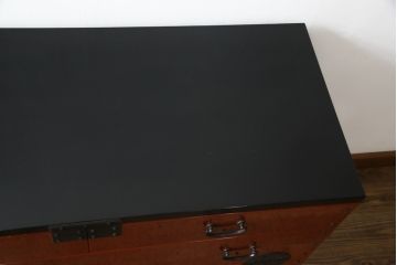 中古　希少デザイン　内部桐材　伝統的な根來塗り(ねごろぬり)が施されたモダンなデザインの金具付き和箪笥(根来塗り、桐箪笥、桐たんす、整理箪笥、衣装箪笥、引き出し、チェスト)(R-075449)