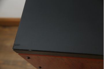 中古　希少デザイン　内部桐材　伝統的な根來塗り(ねごろぬり)が施されたモダンなデザインの金具付き和箪笥(根来塗り、桐箪笥、桐たんす、整理箪笥、衣装箪笥、引き出し、チェスト)(R-075449)