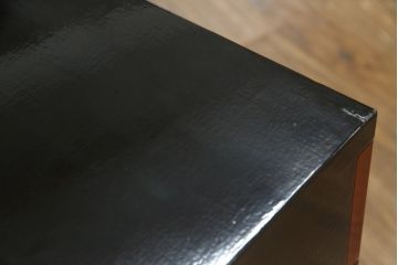 中古　希少デザイン　内部桐材　伝統的な根來塗り(ねごろぬり)が施されたモダンなデザインの金具付き和箪笥(根来塗り、桐箪笥、桐たんす、整理箪笥、衣装箪笥、引き出し、チェスト)(R-075449)