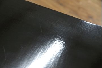 中古　希少デザイン　内部桐材　伝統的な根來塗り(ねごろぬり)が施されたモダンなデザインの金具付き和箪笥(根来塗り、桐箪笥、桐たんす、整理箪笥、衣装箪笥、引き出し、チェスト)(R-075449)