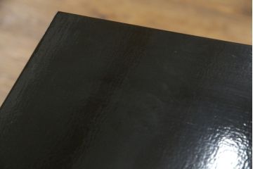 中古　希少デザイン　内部桐材　伝統的な根來塗り(ねごろぬり)が施されたモダンなデザインの金具付き和箪笥(根来塗り、桐箪笥、桐たんす、整理箪笥、衣装箪笥、引き出し、チェスト)(R-075449)