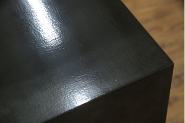中古　希少デザイン　内部桐材　伝統的な根來塗り(ねごろぬり)が施されたモダンなデザインの金具付き和箪笥(根来塗り、桐箪笥、桐たんす、整理箪笥、衣装箪笥、引き出し、チェスト)(R-075449)