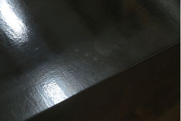 中古　希少デザイン　内部桐材　伝統的な根來塗り(ねごろぬり)が施されたモダンなデザインの金具付き和箪笥(根来塗り、桐箪笥、桐たんす、整理箪笥、衣装箪笥、引き出し、チェスト)(R-075449)