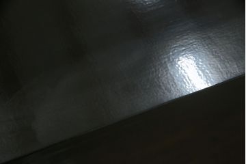中古　希少デザイン　内部桐材　伝統的な根來塗り(ねごろぬり)が施されたモダンなデザインの金具付き和箪笥(根来塗り、桐箪笥、桐たんす、整理箪笥、衣装箪笥、引き出し、チェスト)(R-075449)