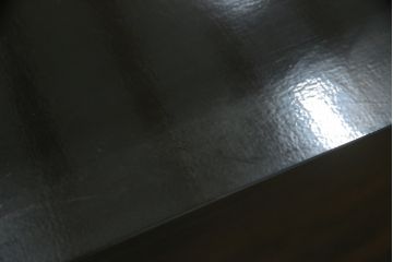 中古　希少デザイン　内部桐材　伝統的な根來塗り(ねごろぬり)が施されたモダンなデザインの金具付き和箪笥(根来塗り、桐箪笥、桐たんす、整理箪笥、衣装箪笥、引き出し、チェスト)(R-075449)
