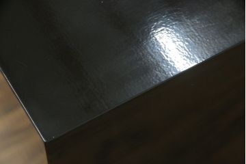 中古　希少デザイン　内部桐材　伝統的な根來塗り(ねごろぬり)が施されたモダンなデザインの金具付き和箪笥(根来塗り、桐箪笥、桐たんす、整理箪笥、衣装箪笥、引き出し、チェスト)(R-075449)