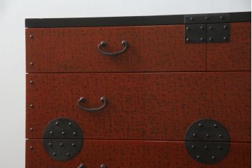 中古　希少デザイン　内部桐材　伝統的な根來塗り(ねごろぬり)が施されたモダンなデザインの金具付き和箪笥(根来塗り、桐箪笥、桐たんす、整理箪笥、衣装箪笥、引き出し、チェスト)(R-075449)