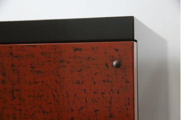 中古　希少デザイン　内部桐材　伝統的な根來塗り(ねごろぬり)が施されたモダンなデザインの金具付き和箪笥(根来塗り、桐箪笥、桐たんす、整理箪笥、衣装箪笥、引き出し、チェスト)(R-075449)