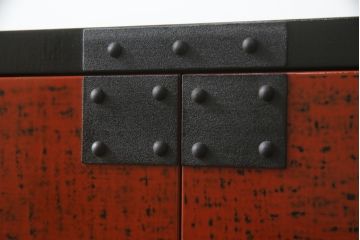 中古　希少デザイン　内部桐材　伝統的な根來塗り(ねごろぬり)が施されたモダンなデザインの金具付き和箪笥(根来塗り、桐箪笥、桐たんす、整理箪笥、衣装箪笥、引き出し、チェスト)(R-075449)