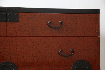 中古　希少デザイン　内部桐材　伝統的な根來塗り(ねごろぬり)が施されたモダンなデザインの金具付き和箪笥(根来塗り、桐箪笥、桐たんす、整理箪笥、衣装箪笥、引き出し、チェスト)(R-075449)