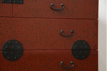 中古　希少デザイン　内部桐材　伝統的な根來塗り(ねごろぬり)が施されたモダンなデザインの金具付き和箪笥(根来塗り、桐箪笥、桐たんす、整理箪笥、衣装箪笥、引き出し、チェスト)(R-075449)