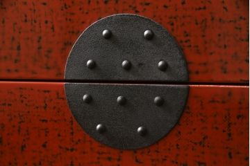 中古　希少デザイン　内部桐材　伝統的な根來塗り(ねごろぬり)が施されたモダンなデザインの金具付き和箪笥(根来塗り、桐箪笥、桐たんす、整理箪笥、衣装箪笥、引き出し、チェスト)(R-075449)
